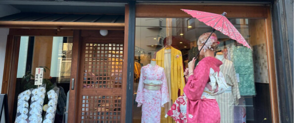 Traditional Kyoto Gion district street near Yasaka Shrine